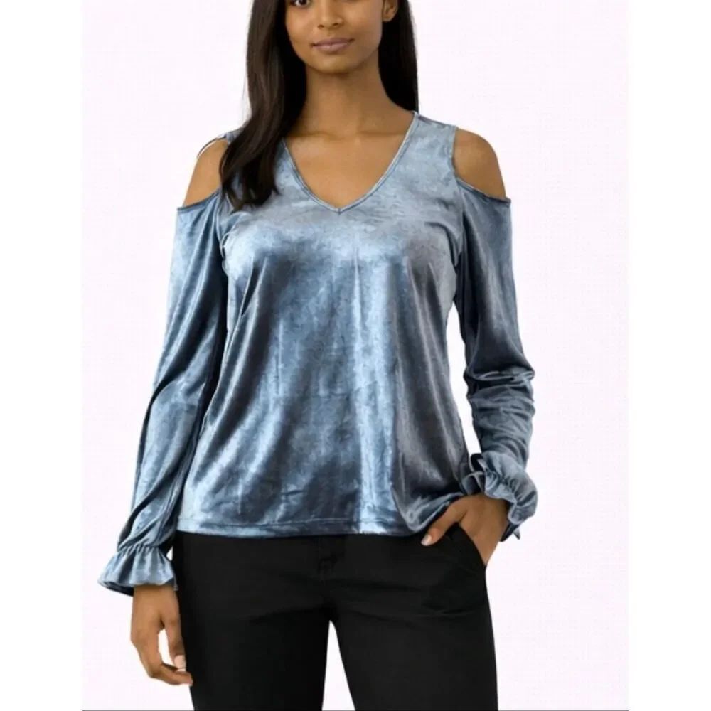 One clothing NWT velvet cold shoulder top medium